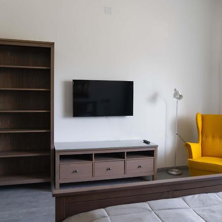Kunfoglalas Apartmanhaz Kisujszallas Exteriör bild