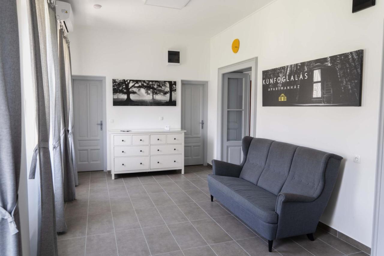 Kunfoglalas Apartmanhaz Kisujszallas Exteriör bild