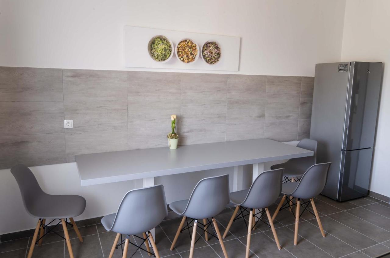 Kunfoglalas Apartmanhaz Kisujszallas Exteriör bild