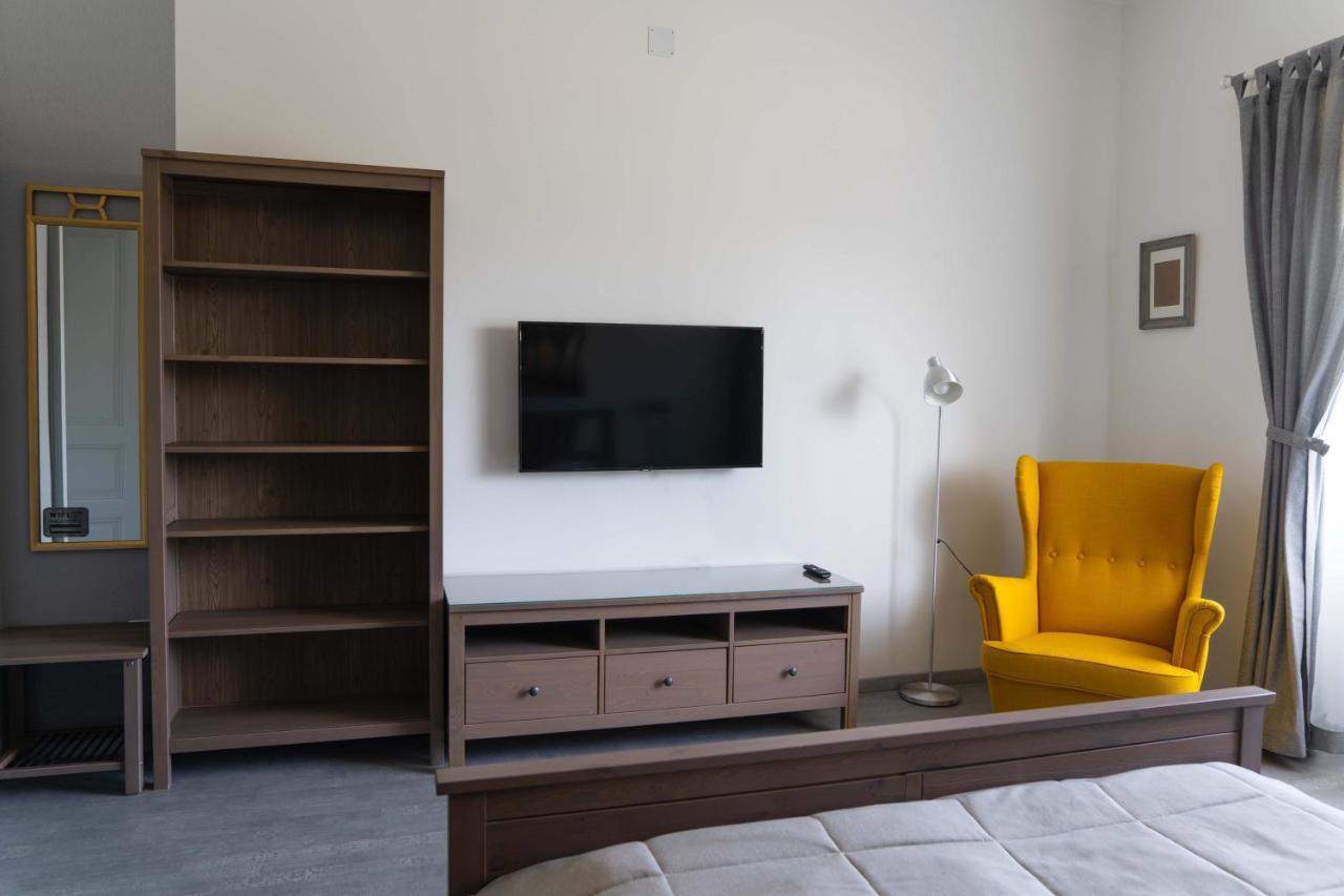 Kunfoglalas Apartmanhaz Kisujszallas Exteriör bild
