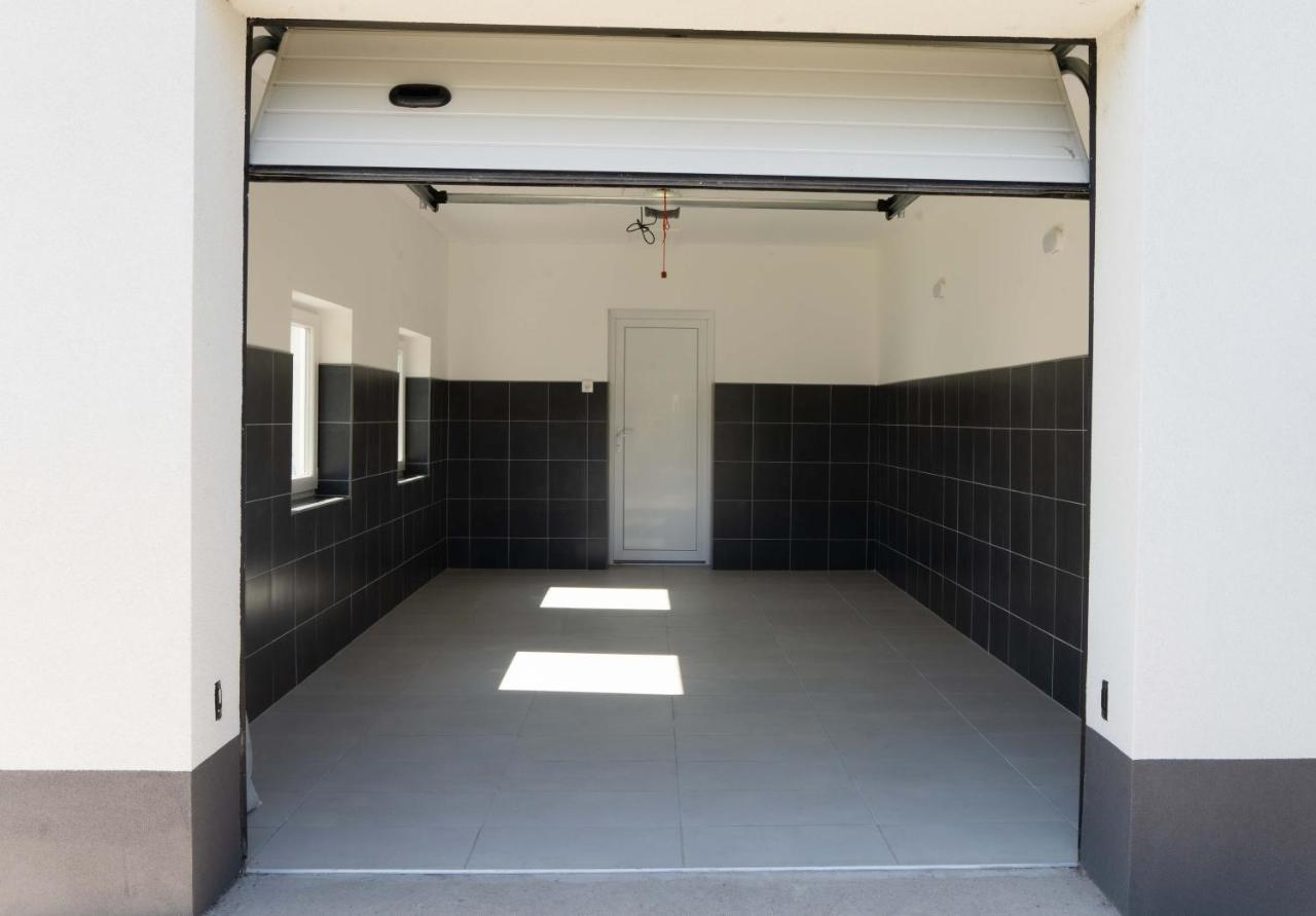 Kunfoglalas Apartmanhaz Kisujszallas Exteriör bild