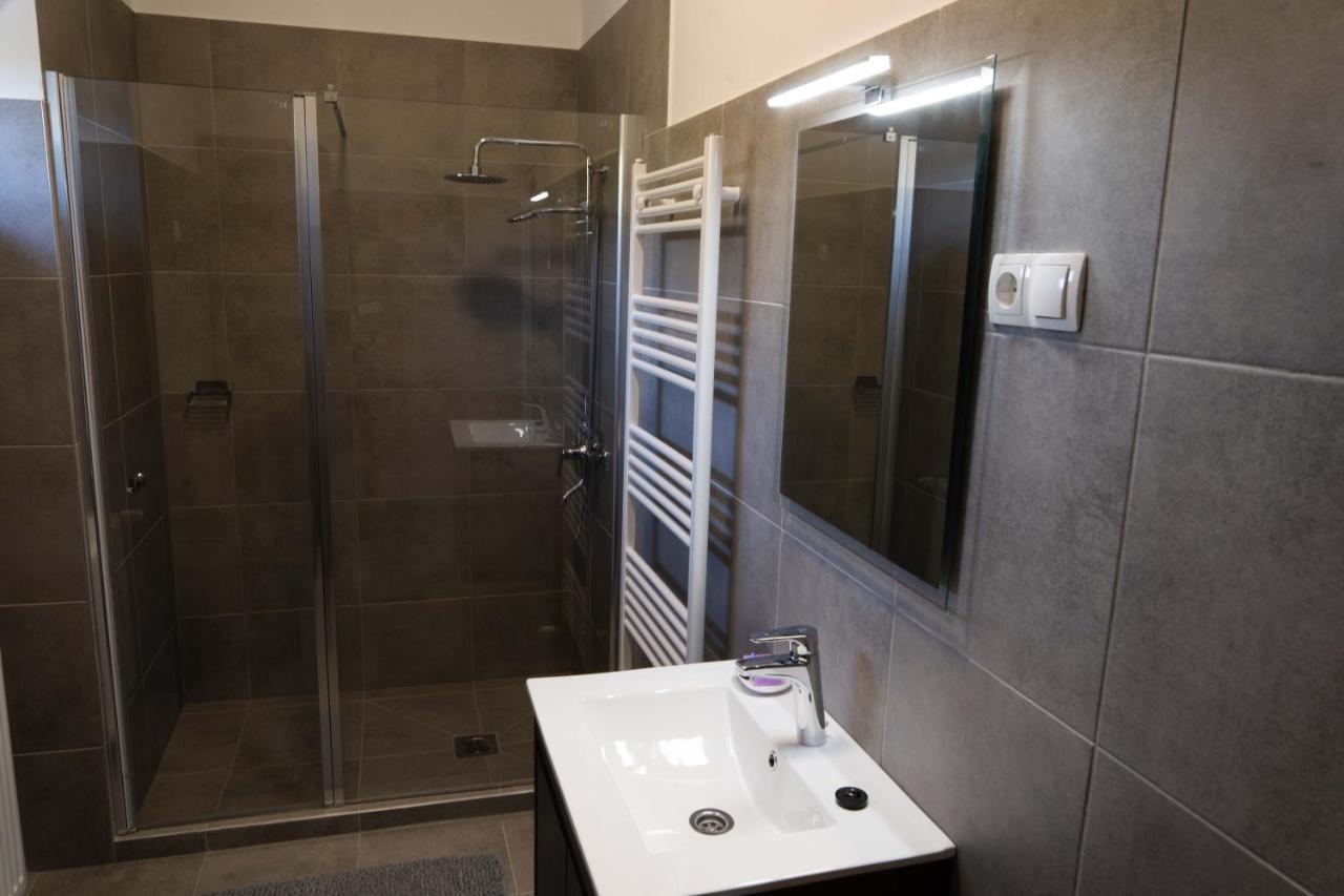 Kunfoglalas Apartmanhaz Kisujszallas Exteriör bild