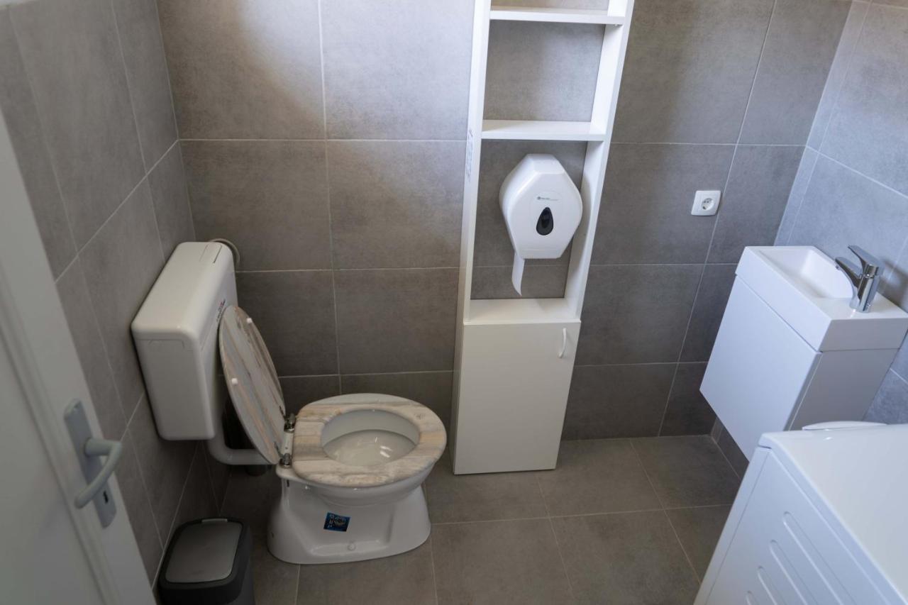 Kunfoglalas Apartmanhaz Kisujszallas Exteriör bild